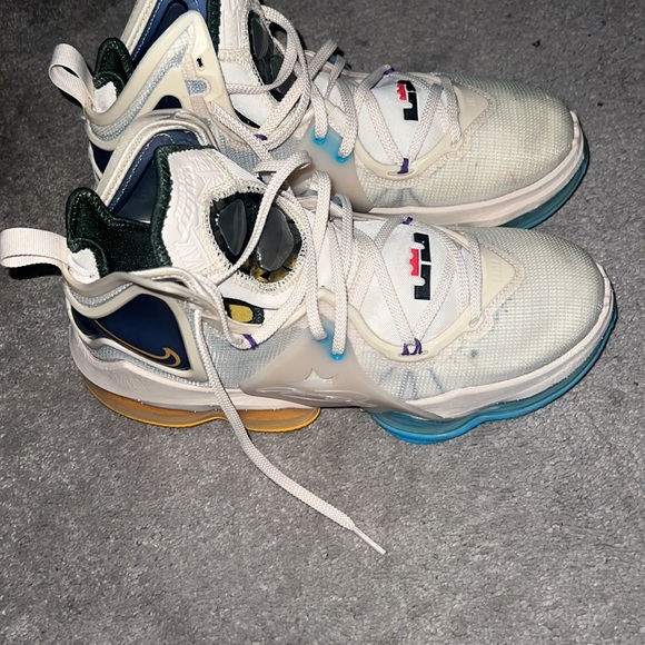 LeBron James 19 - Picture 3 of 3